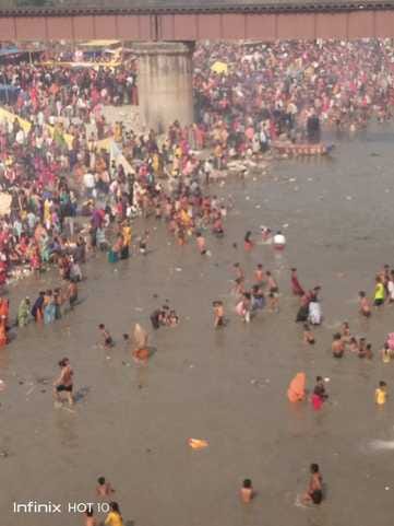 गंगा घाट पर स्नान करते भक्त गंगा घाट पर स्नान करते भक्त