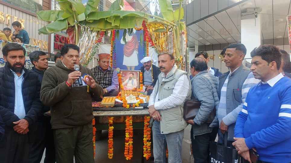 हमीरपुर बाजार में रविदास जयंती पर निकाली गई शोभा यात्रा। संवाद