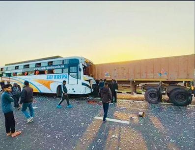 इस तरह ट्राले में घुसी बस