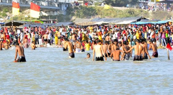 कछला घाट पर स्नान करते को उमड़े श्रद्धालु। संवाद कछला घाट पर स्नान करते को उमड़े श्रद्धालु। संवाद