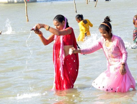 कछला घाट पर स्नान करते को उमड़े श्रद्धालु। संवाद कछला घाट पर स्नान करते को उमड़े श्रद्धालु। संवाद