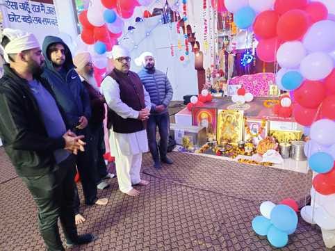 मंडौर गांव में गुरु रविदास महाराज की जयंती पर कार्यक्रम में पहुंचे पार्षद मनीष आनंद। स्वयं मंडौर गांव में गुरु रविदास महाराज की जयंती पर कार्यक्रम में पहुंचे पार्षद मनीष आनंद। स्वयं
