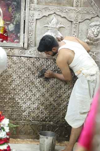 मस्तक पर लगाया चंदन तिलक, त्रिशूल डमरू भी दिखे साथ आज भस्म आरती मे कुछ ऐसे सजे महाकाल मस्तक पर लगाया चंदन तिलक, त्रिशूल डमरू भी दिखे साथ आज भस्म आरती मे कुछ ऐसे सजे महाकाल