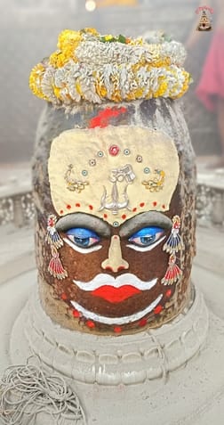 मस्तक पर लगाया चंदन तिलक, त्रिशूल डमरू भी दिखे साथ आज भस्म आरती मे कुछ ऐसे सजे महाकाल मस्तक पर लगाया चंदन तिलक, त्रिशूल डमरू भी दिखे साथ आज भस्म आरती मे कुछ ऐसे सजे महाकाल