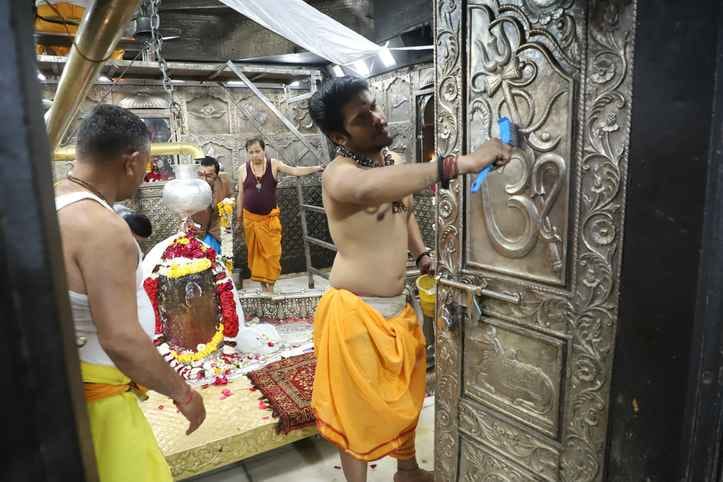 मस्तक पर लगाया चंदन तिलक, त्रिशूल डमरू भी दिखे साथ आज भस्म आरती मे कुछ ऐसे सजे महाकाल मस्तक पर लगाया चंदन तिलक, त्रिशूल डमरू भी दिखे साथ आज भस्म आरती मे कुछ ऐसे सजे महाकाल