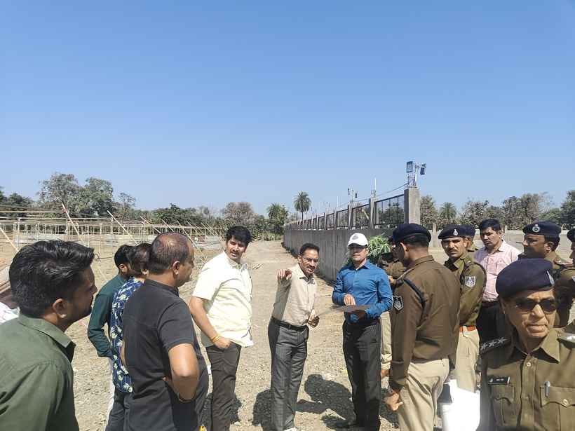 सीहोर। कलेक्टर ने कलेक्टर सभा कक्ष में ली बैठक तथा एसपी ने किया कुबेरेशबर धाम का निरीक्षण।