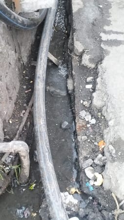 धर्मशाला के कोतवाली बाजार में नालियों में डाली पाइप। संवाद धर्मशाला के कोतवाली बाजार में नालियों में डाली पाइप। संवाद