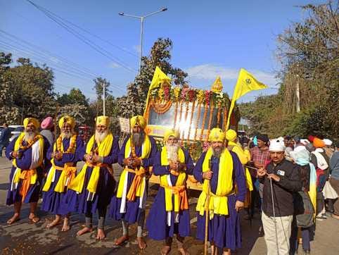 12... नगर कीर्तन में गतके का प्रदर्शन करते सिख युवक। स्वयं