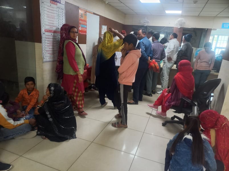13jjrp39- झज्जर। सरल केंद्र में आधार कार्ड के लिए लगी लाेगों की भीड़। संवाद