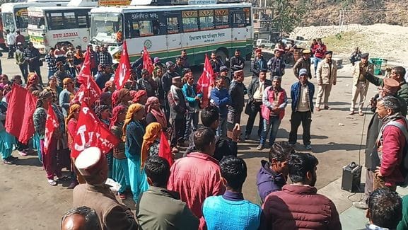 आनी बस स्टैंड में कंडूगाड से कांडा तक बस सेवा की मांग को लेकर धरना प्रदर्शन करते ग्रामीण। संवाद