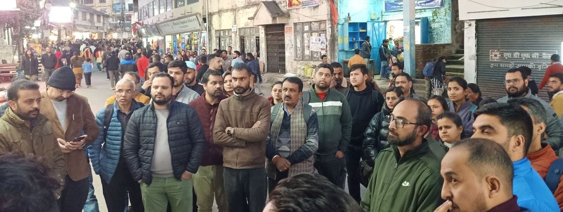 घाईघाट स्कूल में ड्रेस कोड में अध्यापक। स्रोत: स्कूल प्रबंधक घाईघाट स्कूल में ड्रेस कोड में अध्यापक। स्रोत: स्कूल प्रबंधक
