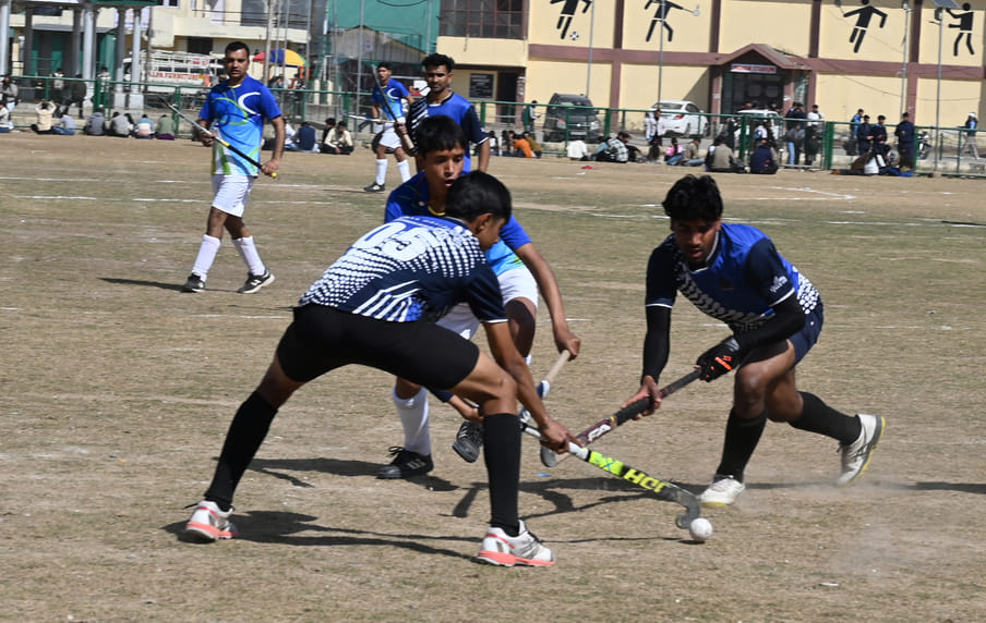 मंडी के पड्डल मैदान में शुरू हुई शिवरात्रि खेलकूद में फुटबॉल के मैच में गोल के लिए भिड़ते मंडी के पड्डल मैदान में शुरू हुई शिवरात्रि खेलकूद में फुटबॉल के मैच में गोल के लिए भिड़ते