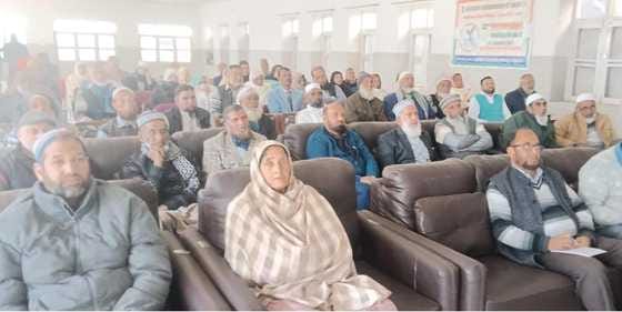 पुंछ में हज यात्रा पर जाने वालों को यात्रा के बारे में जानकारी देते अतिरिक्त जिला विकास उपायुक् पुंछ में हज यात्रा पर जाने वालों को यात्रा के बारे में जानकारी देते अतिरिक्त जिला विकास उपायुक्
