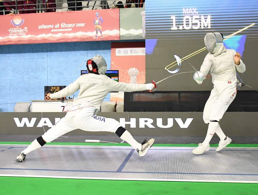 राष्ट्रीय खेलों के तहत अंतरराष्ट्रीय स्टेडियम गौलापार में फेंसिंग प्रतियोगिता में भिड़ते खिलाड़ राष्ट्रीय खेलों के तहत अंतरराष्ट्रीय स्टेडियम गौलापार में फेंसिंग प्रतियोगिता में भिड़ते खिलाड़