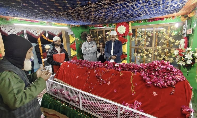 सजाया गया गुटय्याबाग स्थित कब्रिस्तान। संवाद सजाया गया गुटय्याबाग स्थित कब्रिस्तान। संवाद