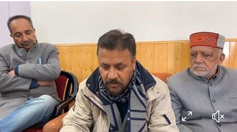 ठियोग में संघषर् मोर्चा  के पदाधिकारी प्रेसवार्ता के दौरान
