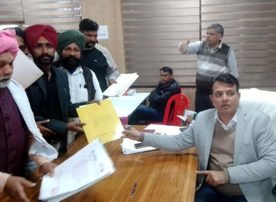 25 कैथल। सीवन में नामांकन करने के लिए पहुंचे प्रत्याशी। संवाद 25 कैथल। सीवन में नामांकन करने के लिए पहुंचे प्रत्याशी। संवाद