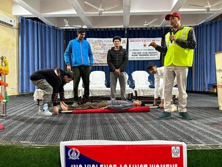आपदा से बचाव पर गुर सिखाते कर्मचारी .. सिविल डिफेंस
