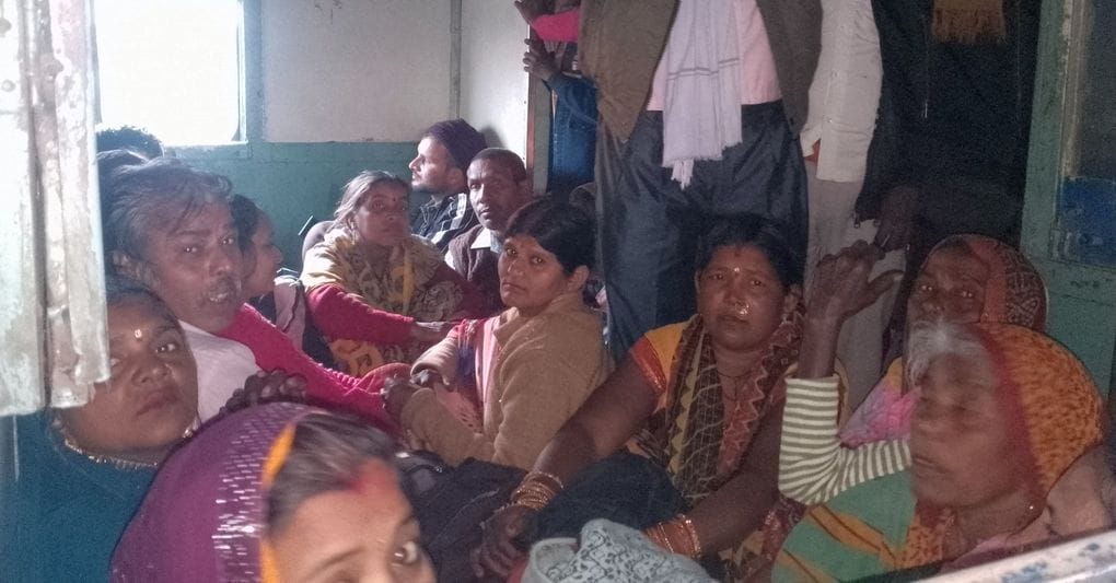 भरवारी रेलवे स्टेशन में टिकट लेते यात्री। संवाद भरवारी रेलवे स्टेशन में टिकट लेते यात्री। संवाद