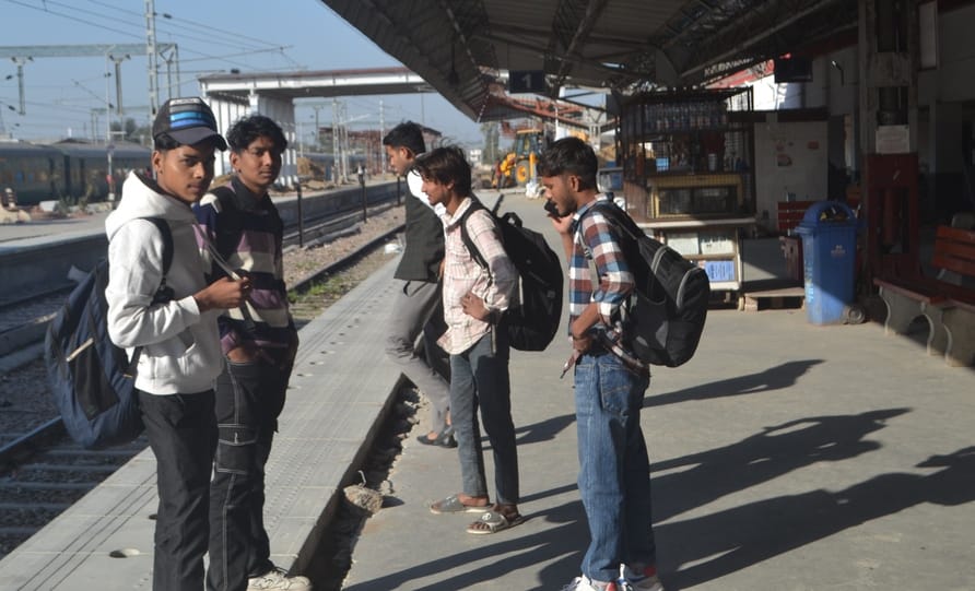 एलम रेलवे स्टेशन पर खड़ी ट्रेन । संवाद एलम रेलवे स्टेशन पर खड़ी ट्रेन । संवाद