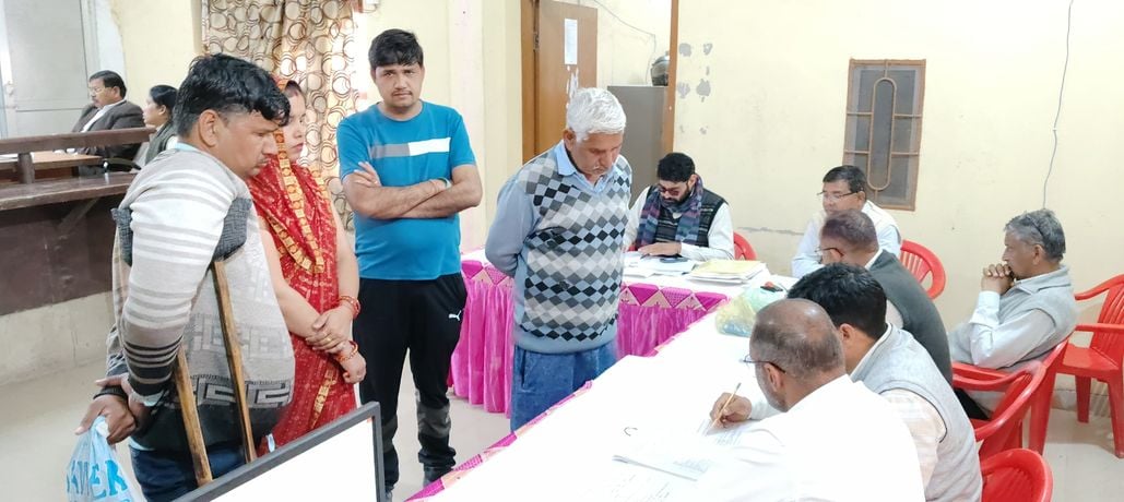 फोटो संख्या:56- कनीना नगर पालिका चुनाव के दौरान नामांकन जमा करवाते प्रत्याशी--संवाद