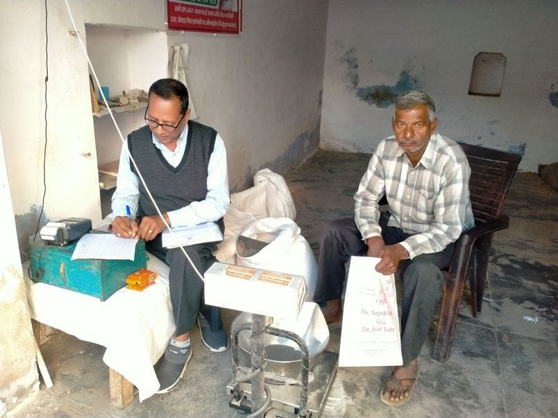 फोटो संख्या:70- डिपो होल्डरों की बैठक लेती खाद्य आपूर्ति विभाग की निरीक्षक बिरमा देवी--संवाद