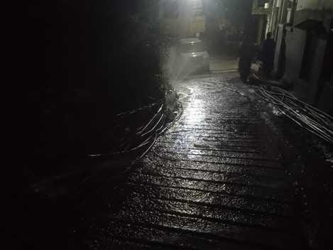 नाहन के मिया मंदिर में मुख्य पेयजल पाईप से हो रहा रिसाव। संवाद नाहन के मिया मंदिर में मुख्य पेयजल पाईप से हो रहा रिसाव। संवाद