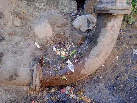 नाहन के मिया मंदिर में मुख्य पेयजल पाईप से हो रहा रिसाव। संवाद नाहन के मिया मंदिर में मुख्य पेयजल पाईप से हो रहा रिसाव। संवाद