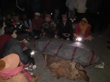 पंचरूखी के बटाहन गांव के लापता युवक शव मिलने के बाद सलियाणा चौक पर शव को रखकर प्रदर्शन करते परि पंचरूखी के बटाहन गांव के लापता युवक शव मिलने के बाद सलियाणा चौक पर शव को रखकर प्रदर्शन करते परि