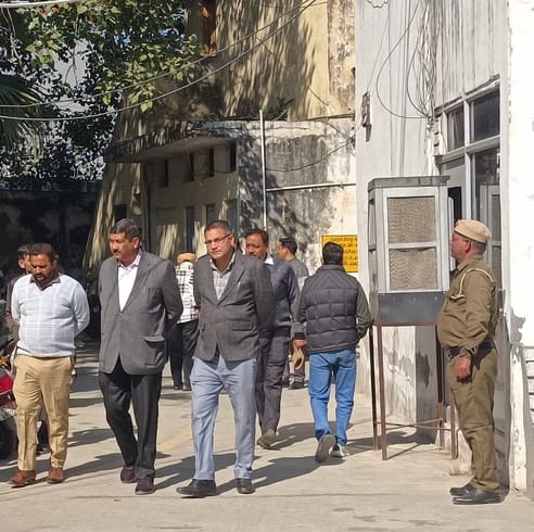 सीएम फ्लाइंग की टीम नगर निगम में कर्मचारियों से जानकारी लेते हुए। संवाद सीएम फ्लाइंग की टीम नगर निगम में कर्मचारियों से जानकारी लेते हुए। संवाद
