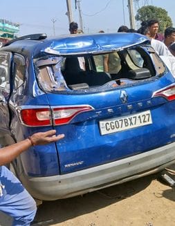 सैनी के त्रिलोकपुर के समीप हादसे के बाद जुटी भीड़। संवाद सैनी के त्रिलोकपुर के समीप हादसे के बाद जुटी भीड़। संवाद