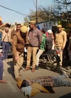 शाहजहांपुर में हंगामा करने वाली महिला को समझाते कचहरी चौकी प्रभारी। स्रोत: वीडियो ग्रेब शाहजहांपुर में हंगामा करने वाली महिला को समझाते कचहरी चौकी प्रभारी। स्रोत: वीडियो ग्रेब