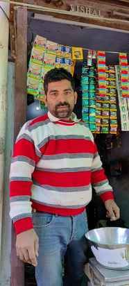 शहर के बांस बाजार में दुकानदार संजय कुमार। संवाद शहर के बांस बाजार में दुकानदार संजय कुमार। संवाद