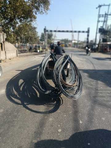 शामली धीमानपुरा फाटक पर बाइक रेहडे में सरिया लेकर जाता युवक । संवाद