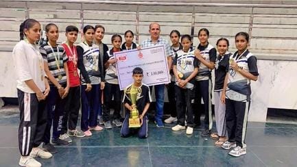 20-कैथल। राजकीय मिडल स्कूल डूल्याणी में मैदान पर अभ्यास करती खो-खो टीम की खिलाड़ी। स्वयं 20-कैथल। राजकीय मिडल स्कूल डूल्याणी में मैदान पर अभ्यास करती खो-खो टीम की खिलाड़ी। स्वयं