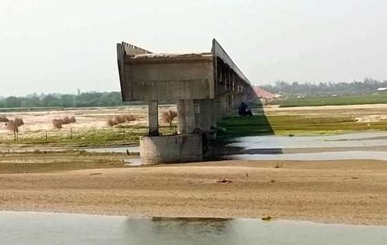 बिसौली क्षेत्र में सोत नदी के वैकल्पिक मार्ग से गुजरते दो पहिया वाहन चालक। संवाद बिसौली क्षेत्र में सोत नदी के वैकल्पिक मार्ग से गुजरते दो पहिया वाहन चालक। संवाद