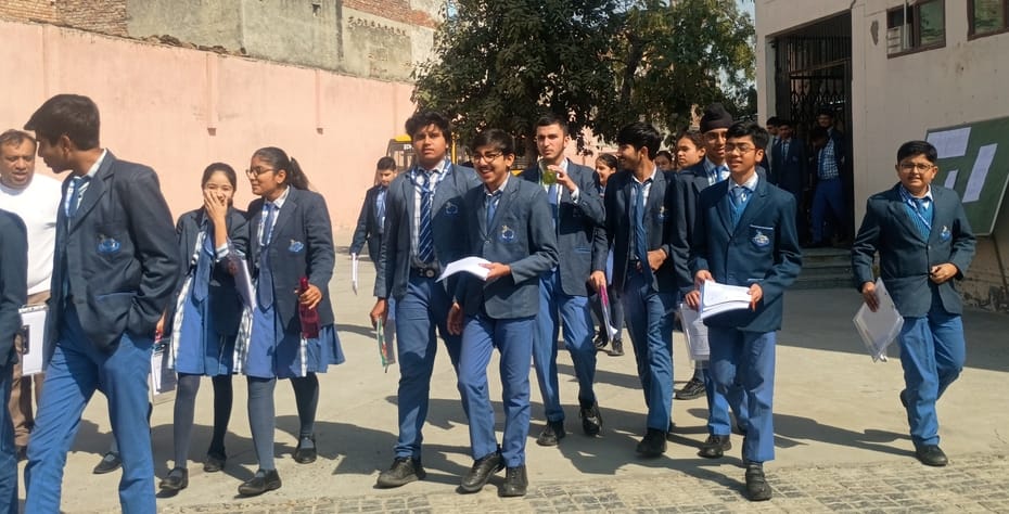 फोटो 12- पेपर अच्छा होने की खुशी....सोनीपत के ईदगाह रोड स्थित मालवीय शिक्षा सदन स्कूल में बनाए फोटो 12- पेपर अच्छा होने की खुशी....सोनीपत के ईदगाह रोड स्थित मालवीय शिक्षा सदन स्कूल में बनाए