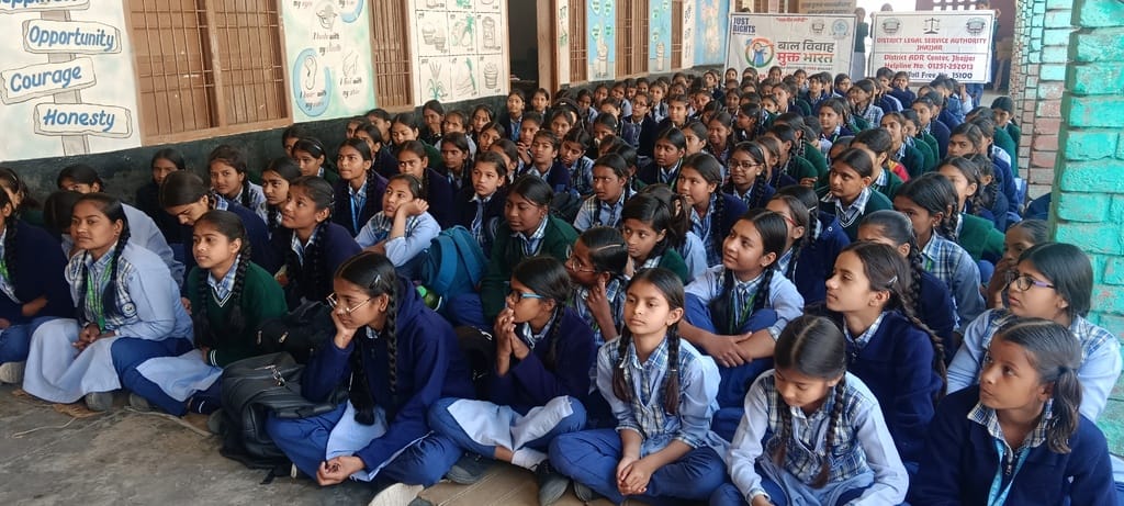 फोटो 71: छात्राओं को स्वास्थ्य के प्रति जागरूकता संदेश देते स्वास्थ्यकर्मी। फोटो 71: छात्राओं को स्वास्थ्य के प्रति जागरूकता संदेश देते स्वास्थ्यकर्मी।