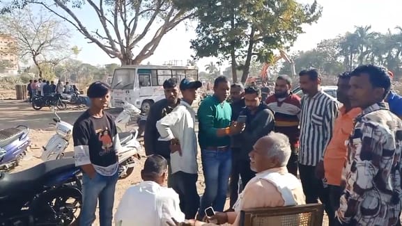 कचरा वाहन का हाइड्रोलिक बॉक्स नीचे गिरा ड्राइवर की मौत कचरा वाहन का हाइड्रोलिक बॉक्स नीचे गिरा ड्राइवर की मौत