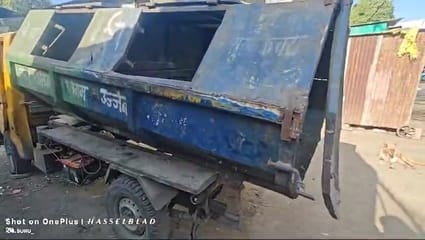 कचरा वाहन का हाइड्रोलिक बॉक्स नीचे गिरा ड्राइवर की मौत कचरा वाहन का हाइड्रोलिक बॉक्स नीचे गिरा ड्राइवर की मौत
