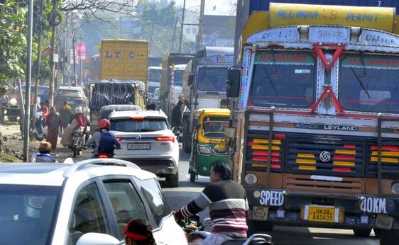 कलक्ट्रेट तिराहे के पास लगे जाम में फंसी एंबुलेंस। संवाद कलक्ट्रेट तिराहे के पास लगे जाम में फंसी एंबुलेंस। संवाद