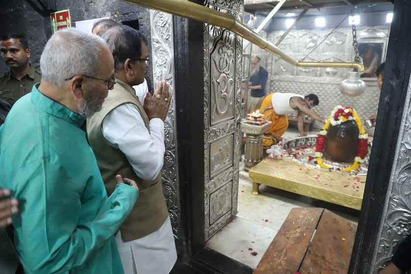 मस्तक पर सजे सूर्य और चंद्र आज भस्म आरती में कुछ ऐसे सजे बाबा महाकाल मस्तक पर सजे सूर्य और चंद्र आज भस्म आरती में कुछ ऐसे सजे बाबा महाकाल