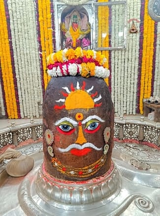 मस्तक पर सजे सूर्य और चंद्र आज भस्म आरती में कुछ ऐसे सजे बाबा महाकाल मस्तक पर सजे सूर्य और चंद्र आज भस्म आरती में कुछ ऐसे सजे बाबा महाकाल