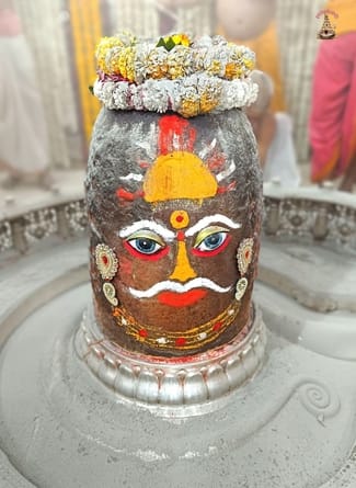 मस्तक पर सजे सूर्य और चंद्र आज भस्म आरती में कुछ ऐसे सजे बाबा महाकाल मस्तक पर सजे सूर्य और चंद्र आज भस्म आरती में कुछ ऐसे सजे बाबा महाकाल