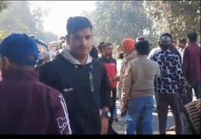नहटौर नूरपुर मार्ग पर ट्रैक्टर ट्राली पलटने के बाद उपचार को ले जाते लोग- स्रोत सोशल मीडिया नहटौर नूरपुर मार्ग पर ट्रैक्टर ट्राली पलटने के बाद उपचार को ले जाते लोग- स्रोत सोशल मीडिया