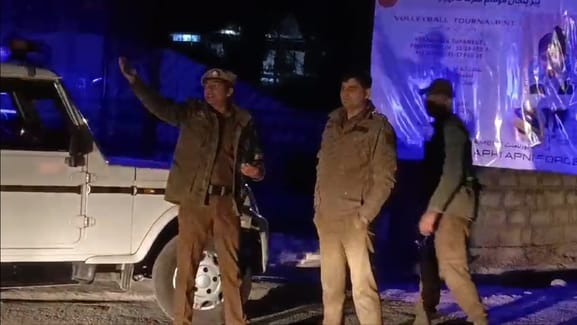 पुंछ में रात्री सुरक्षा कड़ी करते हुए वाहनों की जांच करते पुलिस अधिकारी और जवान