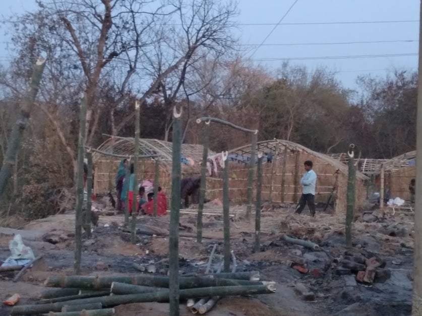 रंघाड़ में अग्निकांड के बाद फिर किया जा रहा झुग्गियों का निर्माण। संवाद। रंघाड़ में अग्निकांड के बाद फिर किया जा रहा झुग्गियों का निर्माण। संवाद।