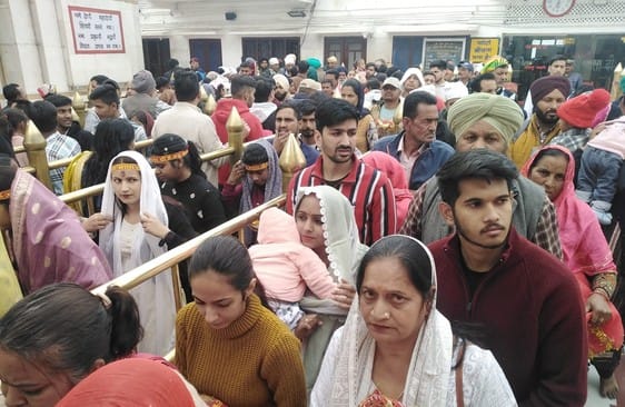 श्री नयना देवी जी मंदिर में माता के दर्शन करने कतारों में खड़े श्रद्धालु । संवाद श्री नयना देवी जी मंदिर में माता के दर्शन करने कतारों में खड़े श्रद्धालु । संवाद