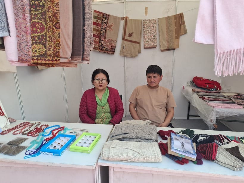 गुलशन ग्राउंड जम्मू में चल रहे दिव्य कला मेले में अपने स्टाल पर मौजूद श्रीनगर से आईं सुमार्ती। गुलशन ग्राउंड जम्मू में चल रहे दिव्य कला मेले में अपने स्टाल पर मौजूद श्रीनगर से आईं सुमार्ती।