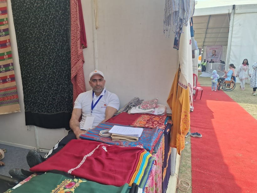 गुलशन ग्राउंड जम्मू में चल रहे दिव्य कला मेले में अपने स्टाल पर मौजूद श्रीनगर से आईं सुमार्ती। गुलशन ग्राउंड जम्मू में चल रहे दिव्य कला मेले में अपने स्टाल पर मौजूद श्रीनगर से आईं सुमार्ती।